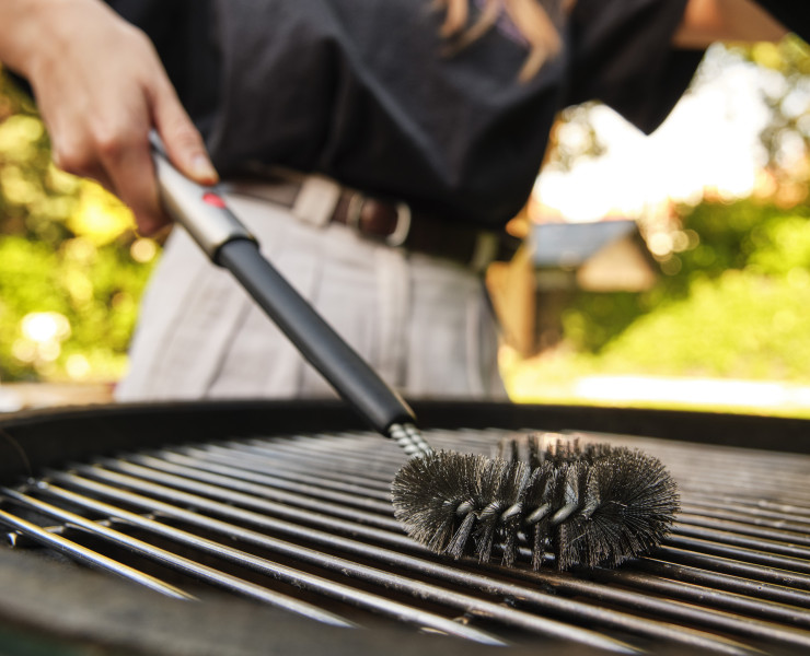 GrillOut Heavy-duty BBQ Cleaning Brush with retractable head