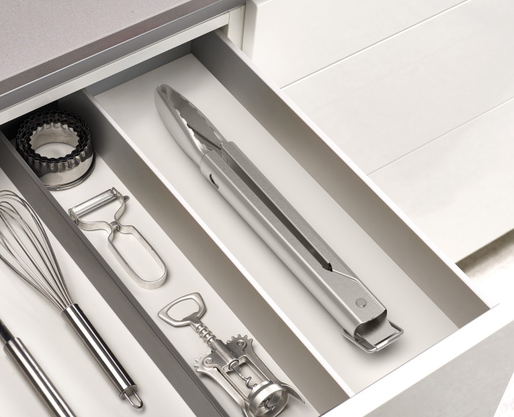 GrillOut BBQ Tongs with retractable arms