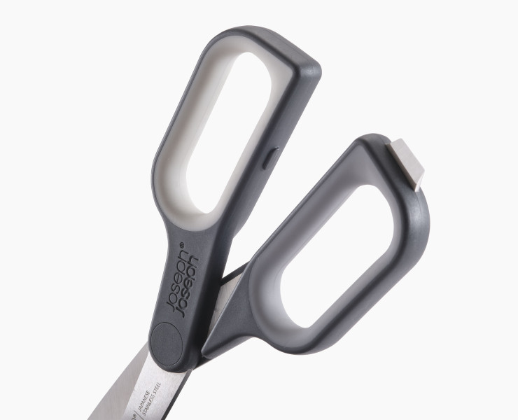 PlusCut Scissors with integrated box cutter
